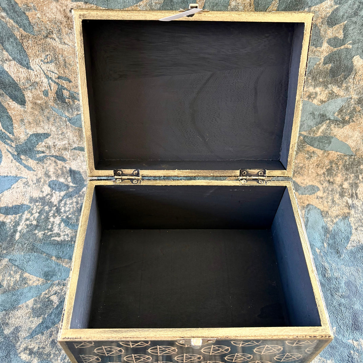 Skull with foliage storage box
